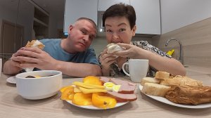 Мукбанг уже хочу ДОМОЙ! Что не так так на отдыхе в ПИТЕРЕ?! Семейный завтрак в России
