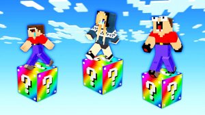 2 НУБА И ДЕВУШКА ПРО ПРОХОДЯТ ПАРКУР С РАДУЖНЫМИ ЛАКИ БЛОКАМИ В МАЙНКРАФТ ЛАКИ ГОНКА