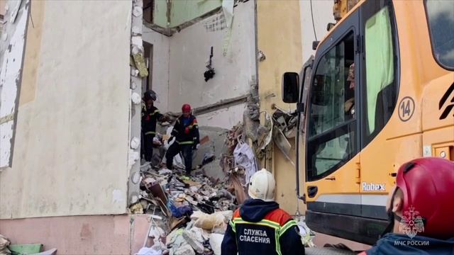 Разбор завалов рухнувшего дома в Саратове смотреть онлайн