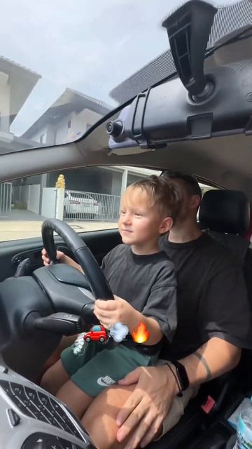 А вы катались в детстве с папой за рулем?☺️ #дети