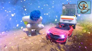 Манкиту спасают машину которая застряла в луже. Истории для детей.