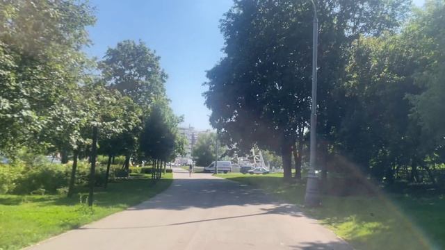 Исследование Парковых Аллей в Сиянии Тёплого Летнего Дня