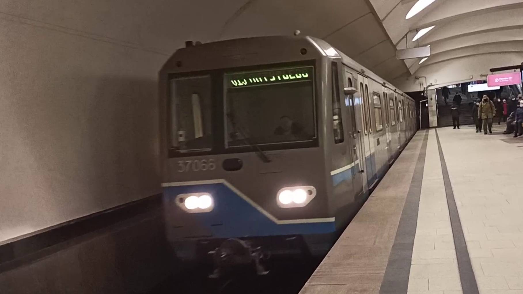 Московский метрополитен | Проезд электропоезда на станции метро Москва смотреть онлайн