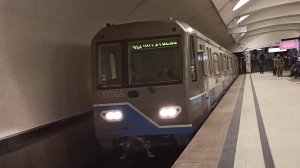 Московский метрополитен | Проезд электропоезда на станции метро Москва