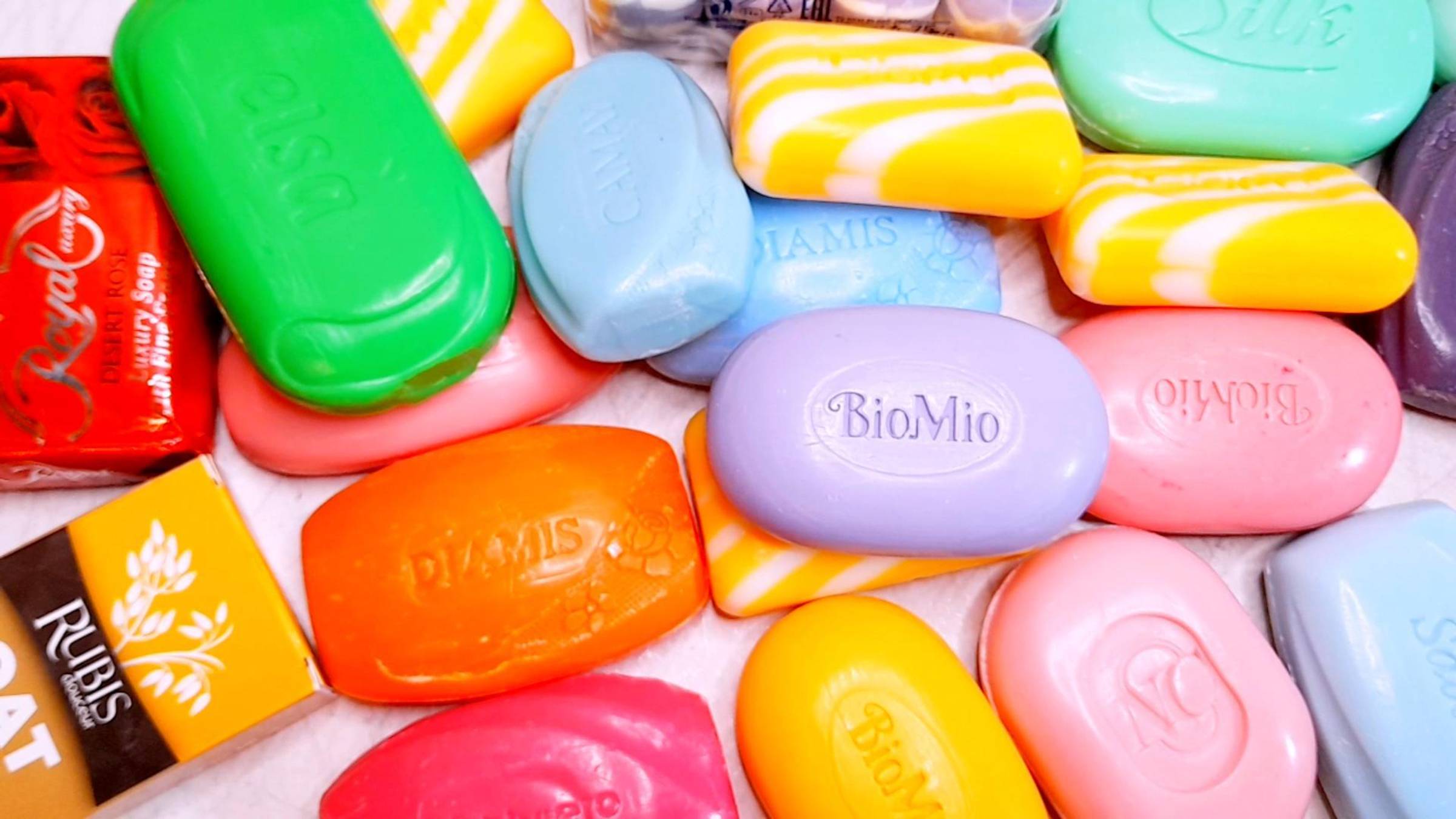 АСМР ШУРШАНИЕ. РАСКЛАДЫВАЮ И ОТКРЫВАЮ КРАСОЧНОЕ МЫЛО. ШЕЛЕСТ И ШУРШАНИЕ УПАКОВКИ.