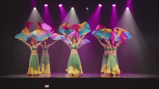 Восточный танец с веерами-вейлами в исполнении коллектива VeilDance. Fanveils bellydance show dance смотреть онлайн