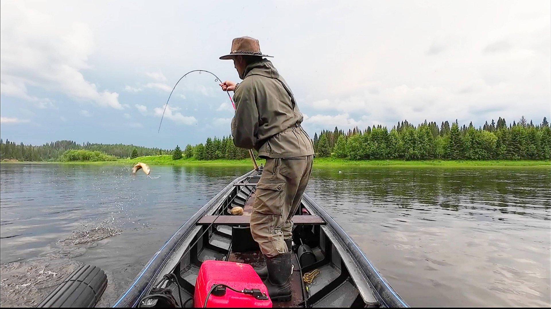 ОТ ТАКИХ ЯЗЕЙ СПИННИНГ ТРЕЩИТ ПО ШВАМ / РЫБАЛКА С ЛОДКИ НА БЛЕСНУ ВЕРТУШКУ / ОКУНЬ ГОРБАЧ УДИВИЛ!