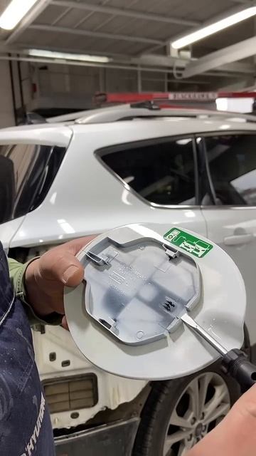 Как снять лючок бензобака