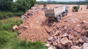 Вытаскивание грузовика после неудачной погрузки с помощью бульдозера Komatsu.