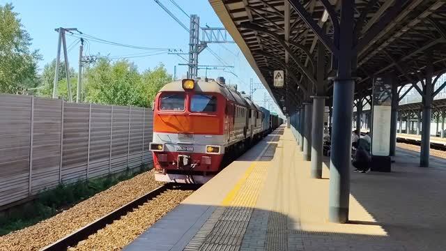 Тепловз 2М62У-0200 (ТЧЭ-2) с грузовым поездом. смотреть онлайн