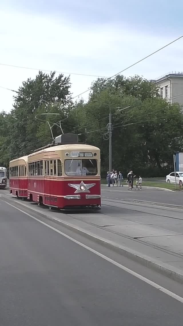 Москва. Трамвайный вагон № 0002 модели КТМ-1 в сцепе с трамвайным вагоном № 1002 модели КТП-1. смотреть онлайн