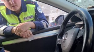 ГИБДД остановили не тот скутер. И поехали в автосервис на эвакуаторе.