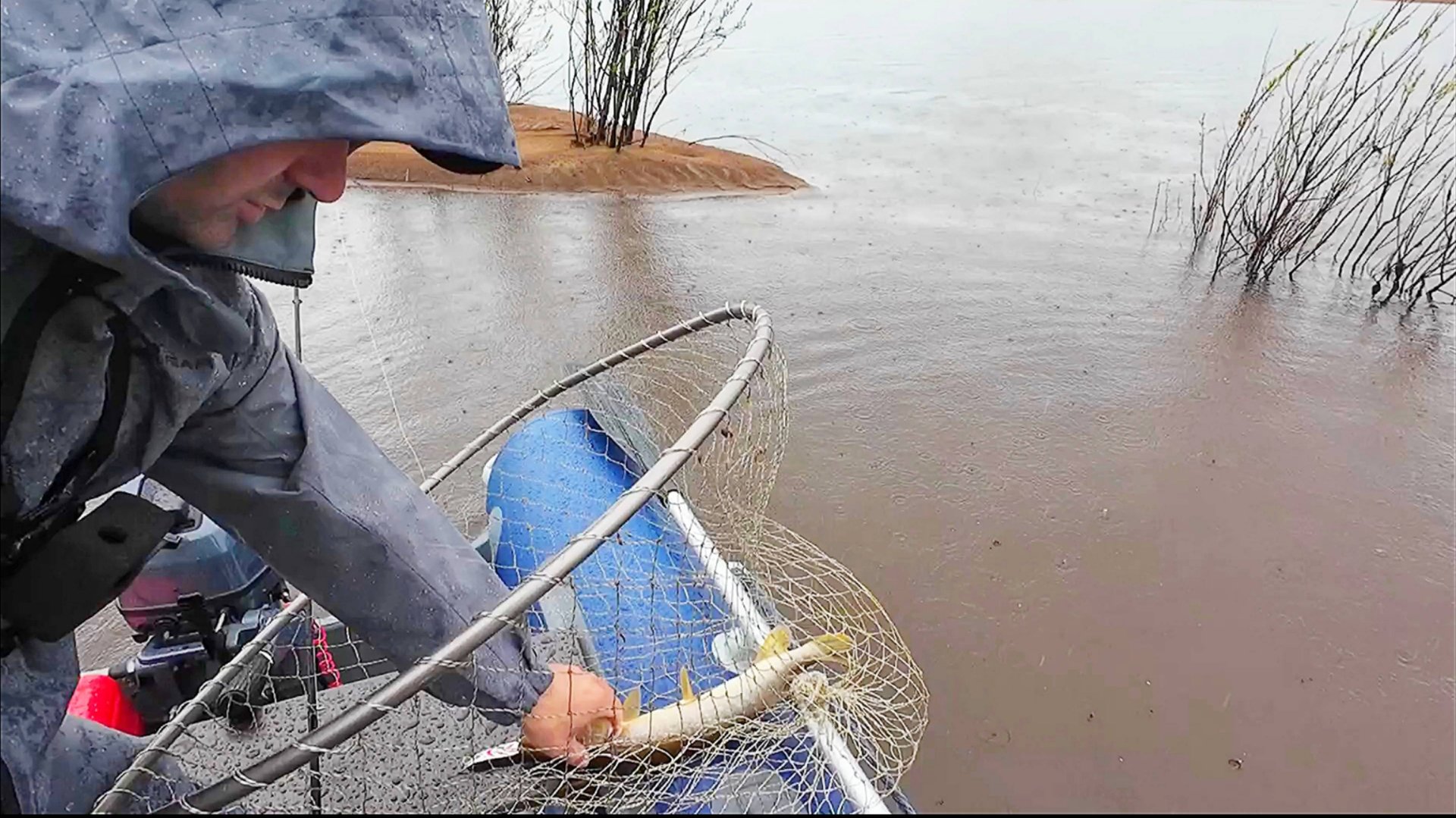 РЫБАЛКА В РЖАВОЙ ВОДЕ С ЛОДКИ / ЩУКА УШЛА СКВОЗЬ ПОДСАК / ЛЕТА ЕЩЁ НЕ ВИДЕЛИ / ИДУТ ДОЖДИ НА СЕВЕРЕ
