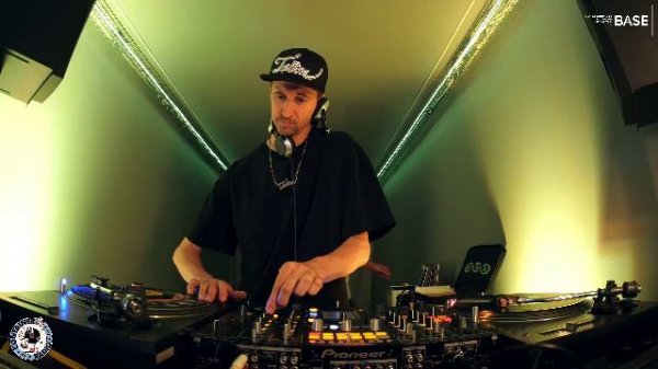 CONTAINER RADIO Live Stream - KOMAR TOP9 (2025-07-27)