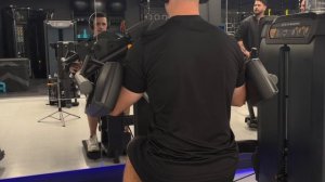 Махи руками в тренажере