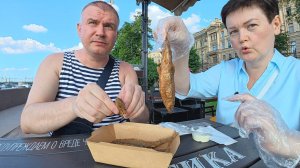 Мукбанг ПИРУЕМ в день ВМФ, пробуем питерскую КОРЮШКУ и кормим ЧАЯТ) Гуляем по набережной в Питере