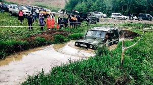 УАЗ ЧЕРЕЗ РОВ НАПОЛНЕННЫЙ ВОДОЙ