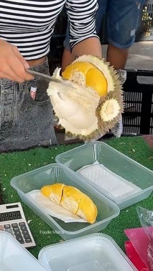 Трудолюбивая женщина продаёт свежий дуриан — навыки нарезки фруктов