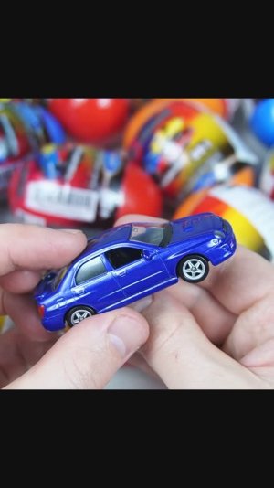 Открываю яйца с машинками. Сюрпризы в пластиковых яйцах.