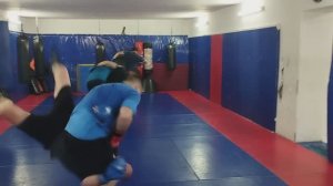 ПЕРЕВОД РЫВКОМ ОТ БОКОВОГО УДАРА В ГОЛОВУ-БРОСОК ЧЕРЕЗ БЕДРО СНАРУЖИ-ДОБИВАНИЕ УДАРАМИ. САРАТОВ 2025