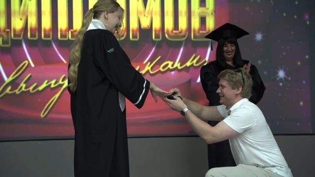 Предложение руки и сердца на вручении дипломов в АГУ смотреть онлайн