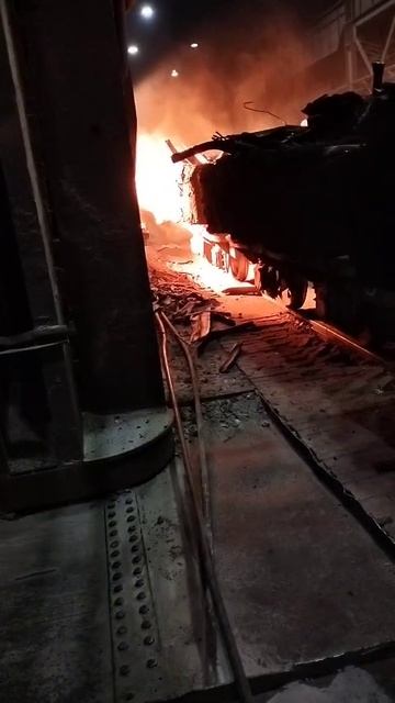 Завалка шихты в печь