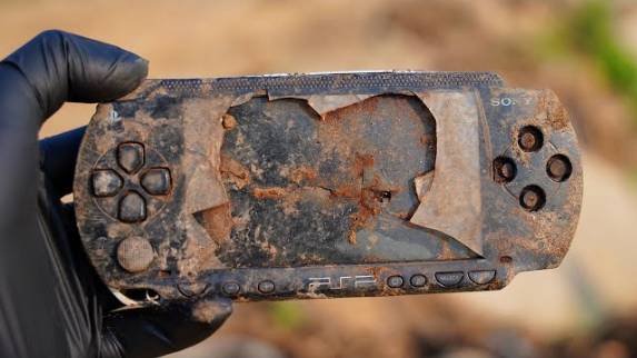 НАШЛИ НА МУСОРКЕ PSP ПСП ПЛЕЙСТЕЙШН! ЧИНИМ ИГРОВУЮ КОНСОЛЬ ИЗ ДЕТСТВА! КАЙФ