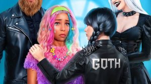 Девушка Радуга vs Девушка Готка! Уэнсдей Аддамс Удочерила Радужная Семья