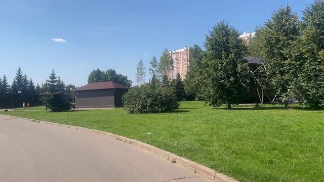 Прогулка по Аллеям Парка, Наполненным Ароматом Летних Цветов