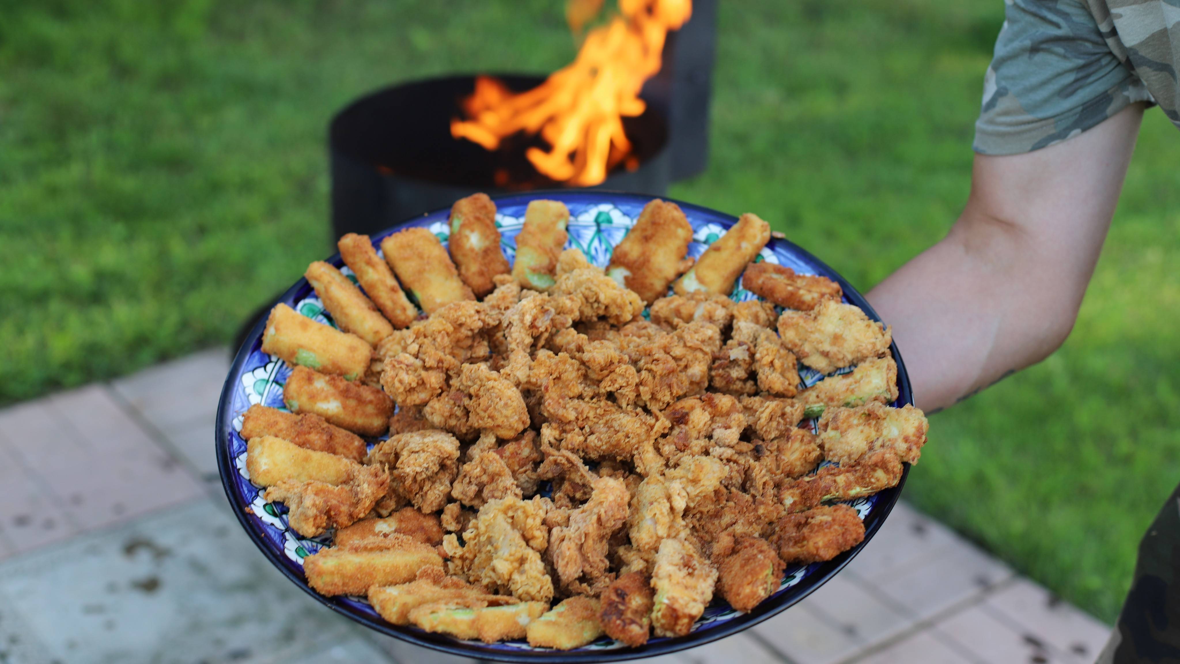 Стрипсы из кабачков и курицы в казане на костре смотреть онлайн