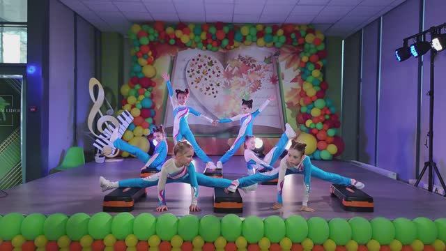 👶 Танец на степ-платформах: Начальная школа | Ритмика и движение 🎭 смотреть онлайн