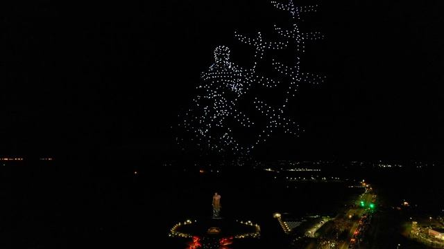 Шоу 1000 дронов дронов ко Дню Победы во Ржеве смотреть онлайн