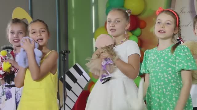 🌈 Песня «В небе радуга-дуга»: Выступление начальной школы | Детская музыка 🎭 смотреть онлайн