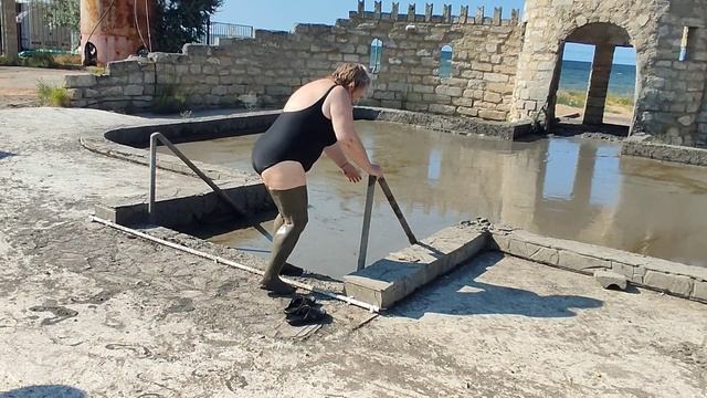 Это просто сплошной экстрим для всех. Но участники такого грязного купания довольны. смотреть онлайн