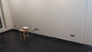 Укладываем гидроизоляционную плёнку под подложку и ламинат в зале
