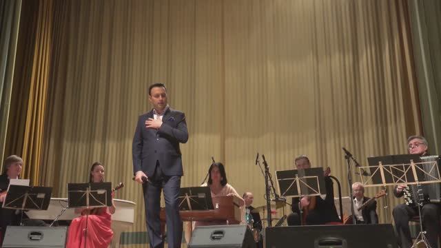 "Ничто в полюшке не колышется" - Владислав Косарев и Ансамбль русских народных инструментов смотреть онлайн