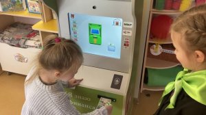 Дети играют в банкомат