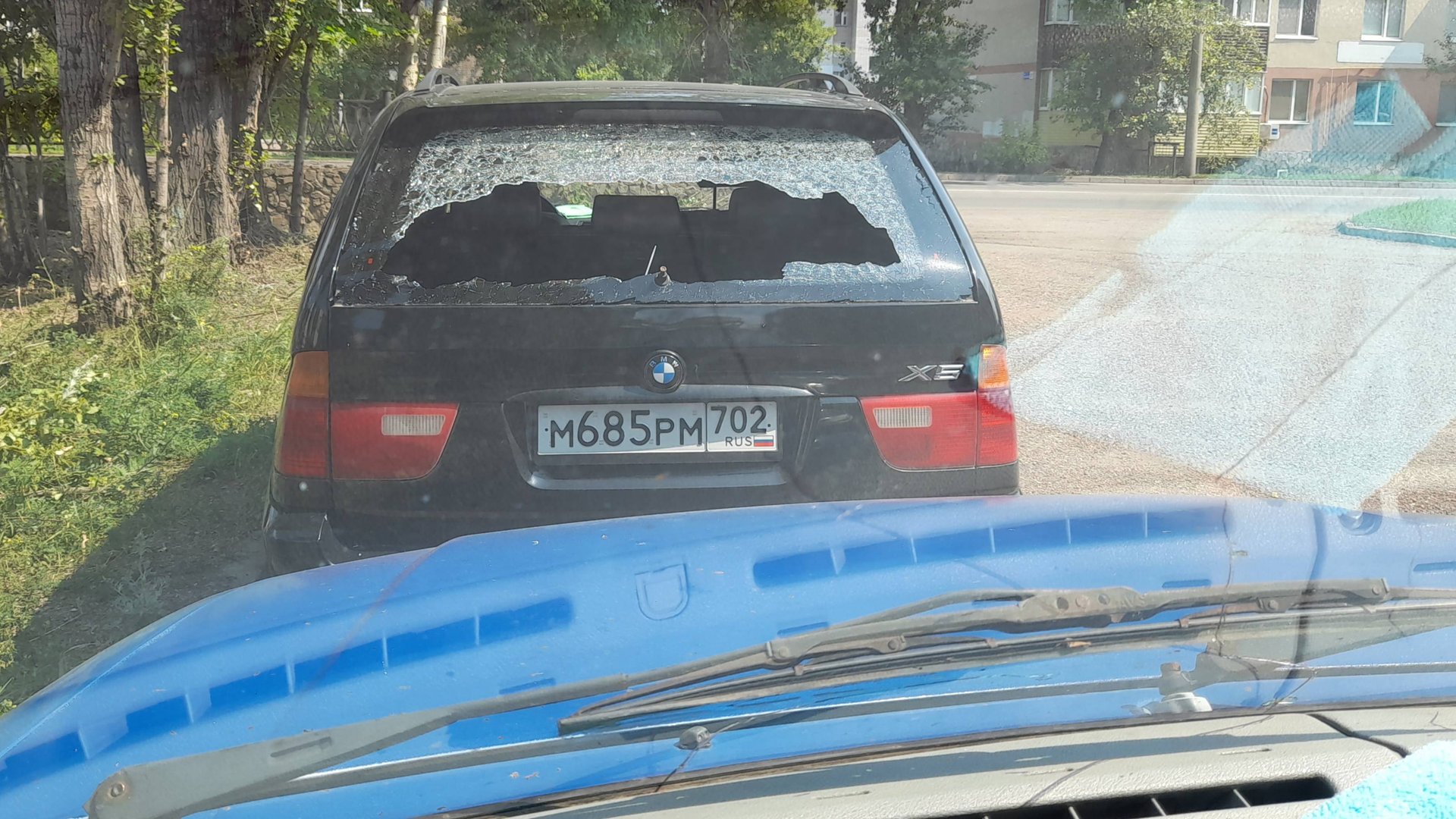 Разбили заднее стекло на BMW. Впервые пробую вклейку стекла.