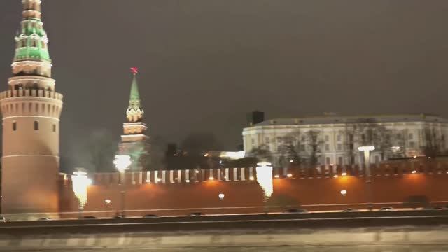 Добрый город зажигает огни... - Владислав Косарев и Московский концертный мужской хор ПЕРЕСВЕТ смотреть онлайн