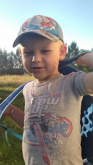 Помощник растёт! Любитель курочек.