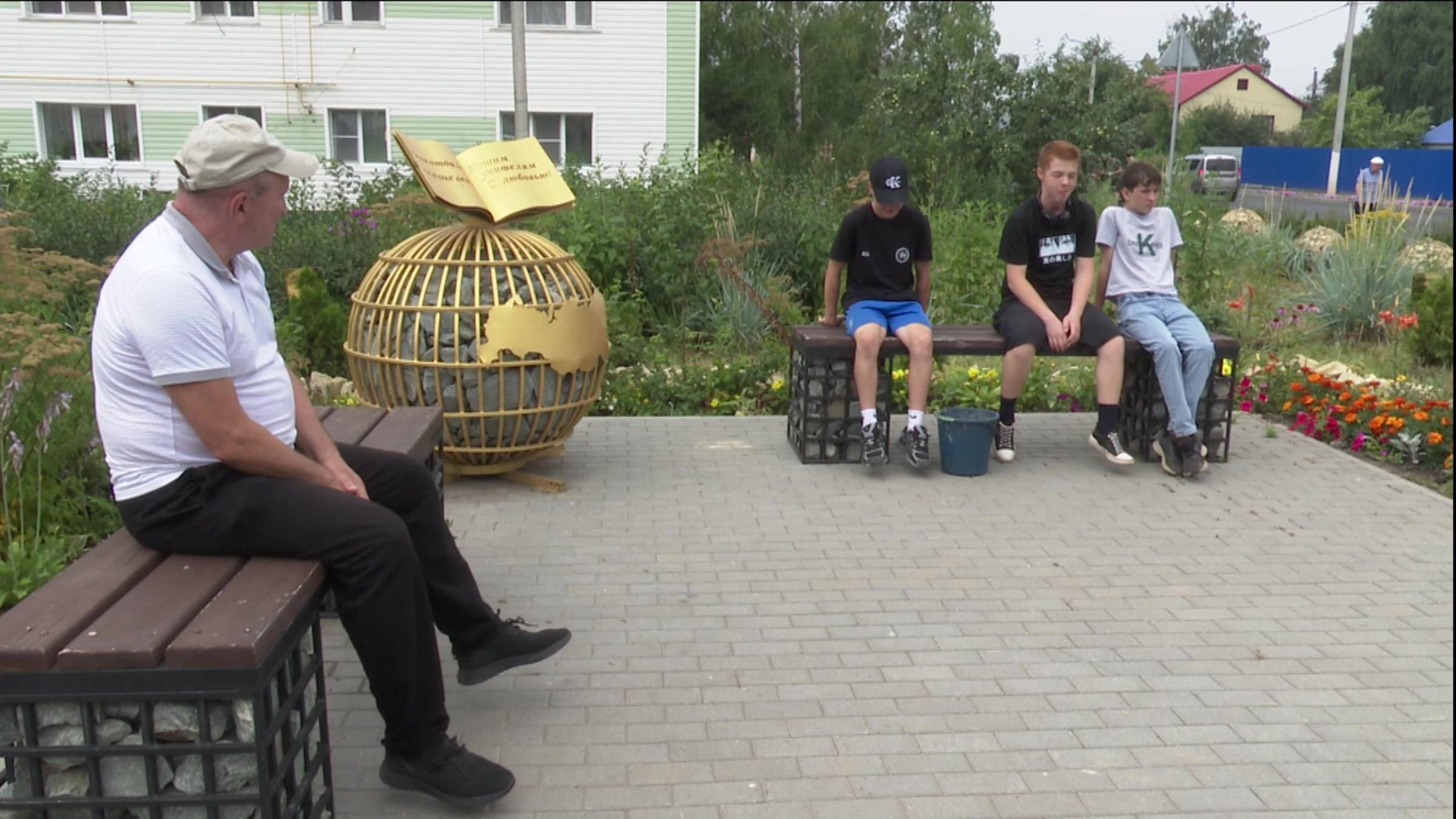 В сквере учителей установили новые габионы смотреть онлайн