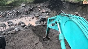 Строительство, экскаватор копает песок