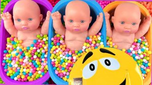 Мультики для детей. Смешиваем слайм и M&M's. Смотреть онлайн залипалки для детей и малышей