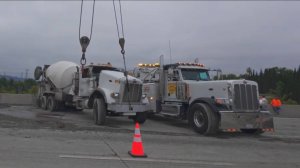 Мужик первый день сел на трак и в этот же день его перевернул.