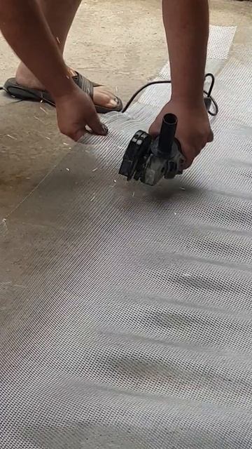 Нарезаю сетку от грызунов болгаркой. Сетка оцинковка 5х5 мм Железный слон