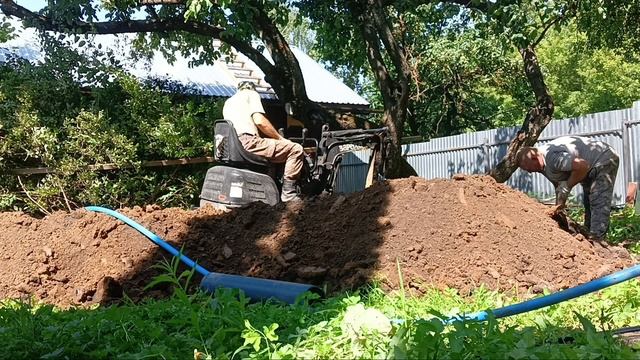 Мини экскаватор 29575. Водопровод от скважины до колодца. смотреть онлайн