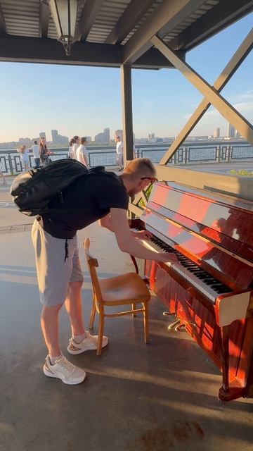 Одна снежинка | Вспомнил и сыграл на Кремлёвской набережной) #shorts