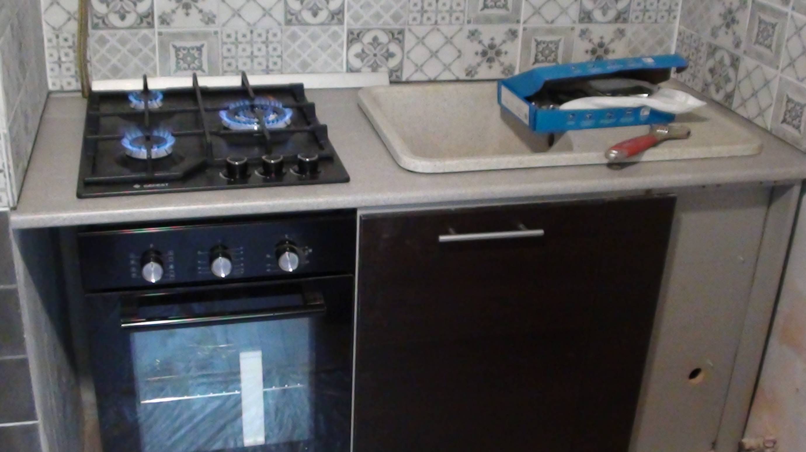 Ремонт кухни 21 день// Закрепил столешницы, установил газовую панель и духовой шкаф. смотреть онлайн