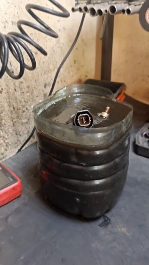 Посорвали все болты и так это и оставили, надеюсь что до меня это не в автосервисе делали