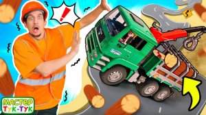 Лесовоз рассыпал бревна, а трактор ГОРИТ!  Мастер Тук Тук спешит на помощь! Видео про машинки